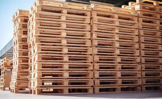 Wybór odpowiednich materiałów do produkcji palet standardowych