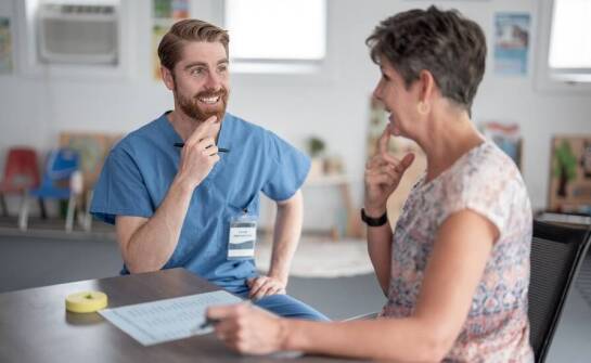 Jąkanie u dorosłych: jakie są najczęstsze przyczyny i jak je adresować?