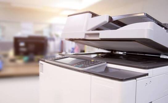 Jakie urządzenia biurowe mogą zwiększyć wydajność pracy w firmach?