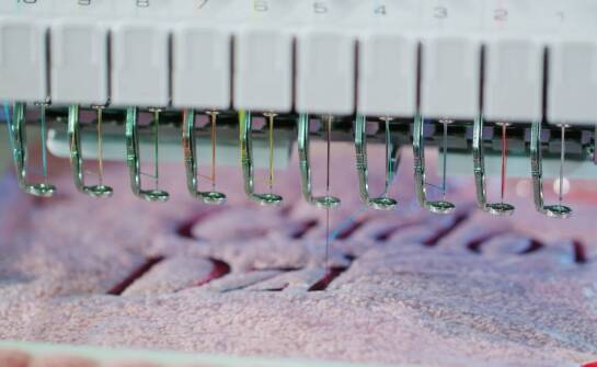 Jak komputerowy haft na odzieży podnosi prestiż marki?