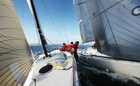 Nowoczesne wzornictwo w żeglarskiej odzieży – co znajdziesz online?