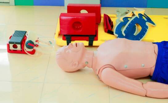 Jak zestawy do resuscytacji wpływają na wycenę AED defibrylatorów?