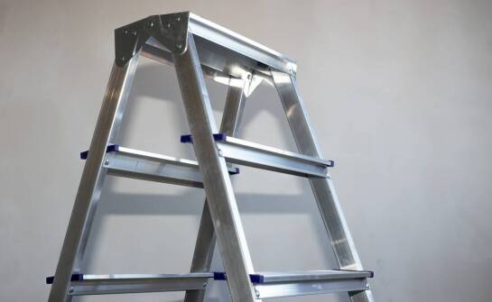 Kluczowe aspekty przy zakupie przegubowej drabiny 4x4 z podestem dla firmy