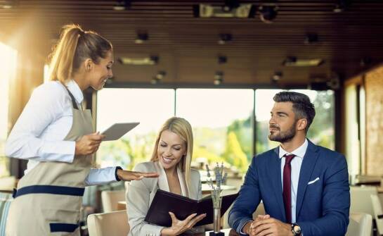 Wpływ kelnerskich fartuchów z logo na profesjonalizm obsługi w restauracji