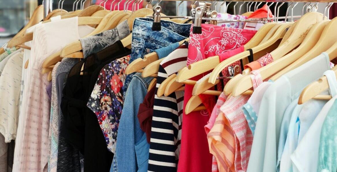 Jakie materiały sukienek zapewniają komfort w letnich dniach?