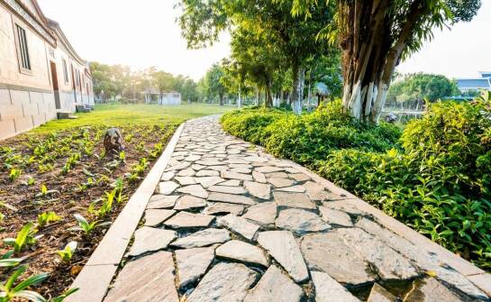 Płyty brukowe a ich znaczenie w kreowaniu trwałych ogrodowych ścieżek