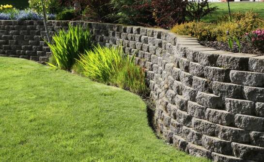 Zastosowanie oporowych betonowych elementów w aranżacji ogrodów