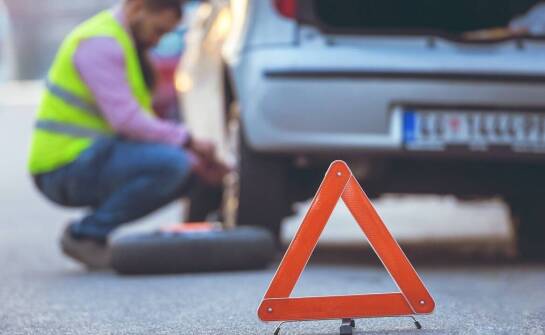 Pomoc drogowa w przypadku awarii akumulatora – jakie dostępne są usługi?