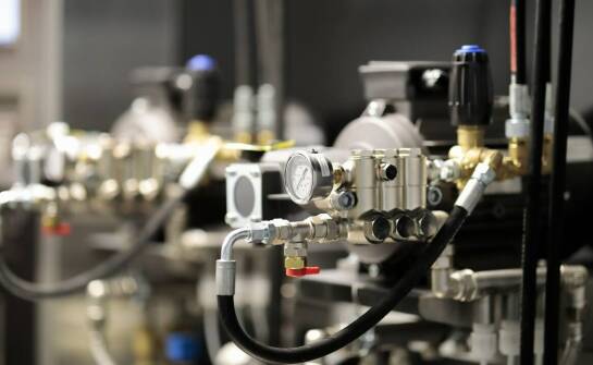 Porównanie różnych modeli hydraulicznych rozdzielaczy – co warto wiedzieć?