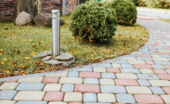 Zalety stosowania kostki brukowej ze Strzegomia w projektach ekologicznych