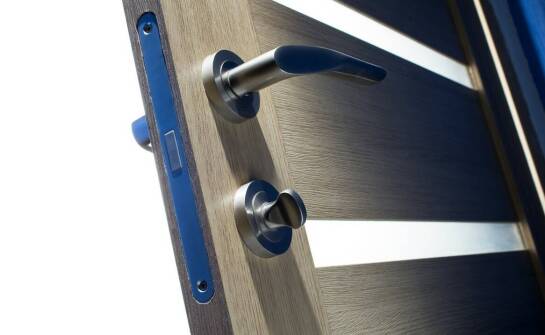 Różnice między samozamykaczem a innymi modelami.