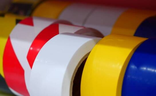 Jak biało-czerwona taśma ostrzegawcza wpływa na organizację przestrzeni magazynowej?