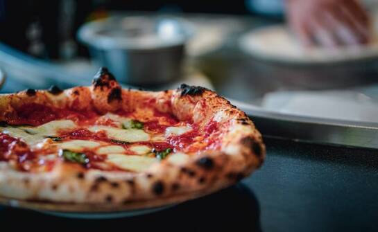 Jak szybki dowóz wpływa na doświadczenie klienta w nocnej pizzerii?