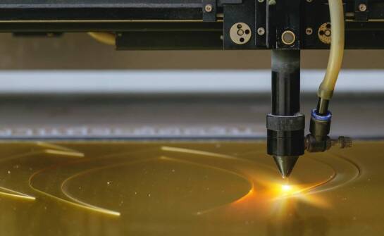 Zastosowanie laserowych znakowarek UV w personalizacji produktów reklamowych