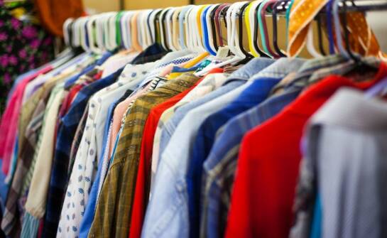 Różnorodność stylów i wzorów swetrów dostępnych w sklepie z swetrami