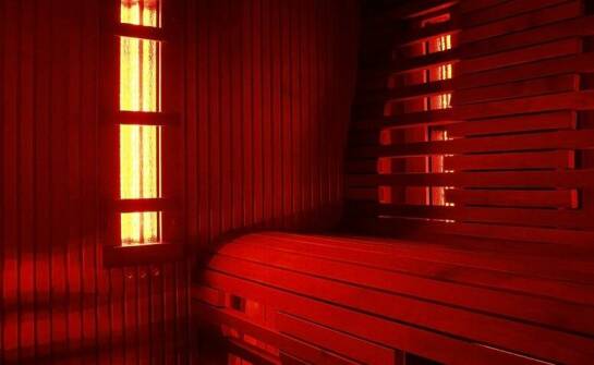 Zrelaksuj się w infrared saunie w resorcie.