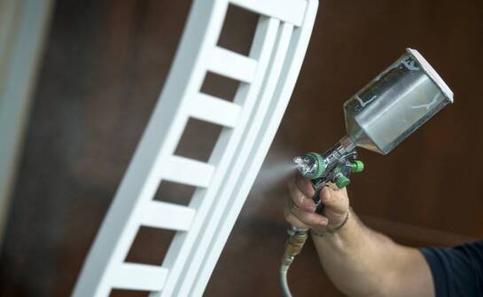 Ochrona powierzchni mebli: jaką rolę odgrywa natryskowe lakierowanie?