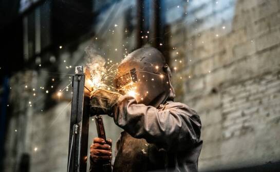 Jakie dodatkowe materiały są stosowane przy spawaniu aluminium ze stalą?