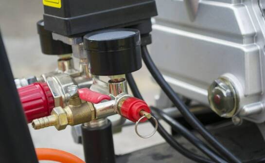 Twarde złącze pneumatyczne jako kluczowy element w systemach bezpieczeństwa w transporcie