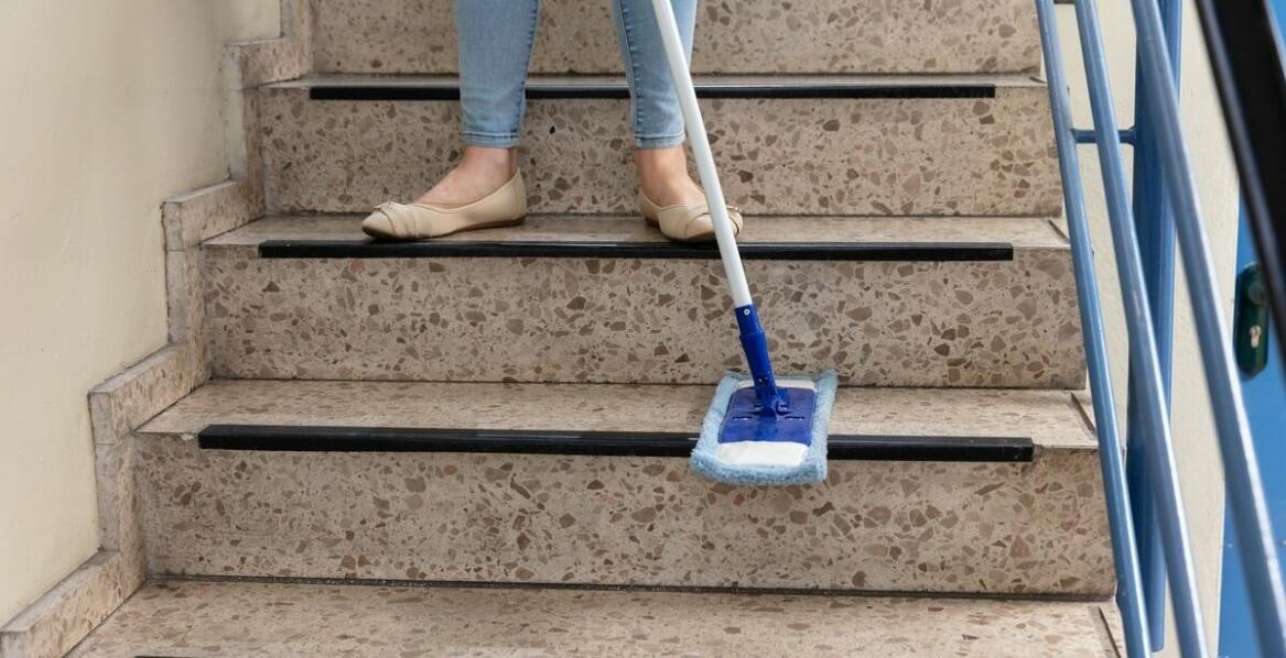 Mop do dużych powierzchni – jak wybrać odpowiedni materiał i długość?