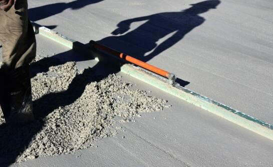Porady ekspertów dotyczące efektywnego ręcznego zacierania betonu w różnych warunkach.