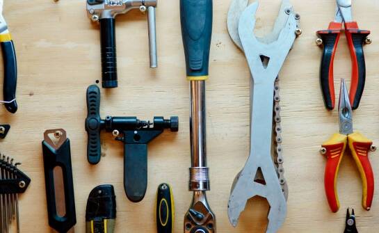 Zaokrąglona paca jako element wyposażenia w wypożyczalni narzędzi budowlanych