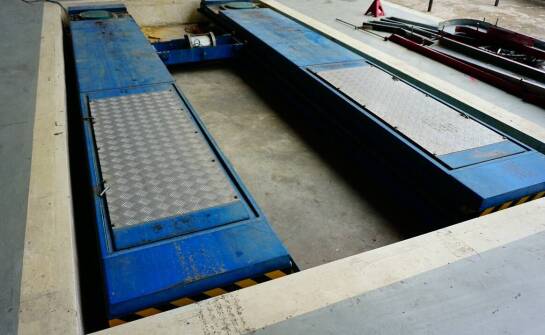 Jakie technologie wpływają na bezpieczeństwo użytkowania samochodowych podnośników?