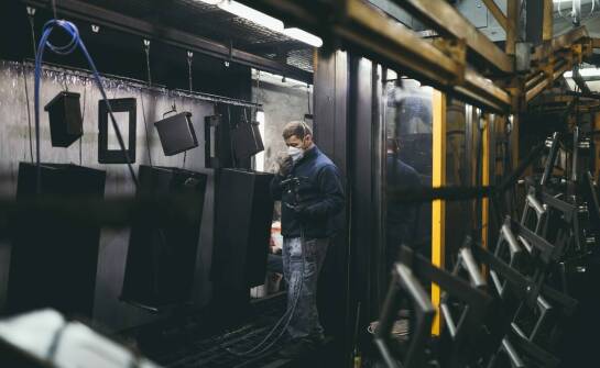 Proces proszkowego malowania ogrodzeń – od przygotowania do finalnej powłoki