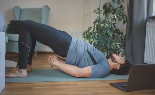 Jak ortopedyczna rehabilitacja może pomóc w przypadku bólu kości ogonowej?