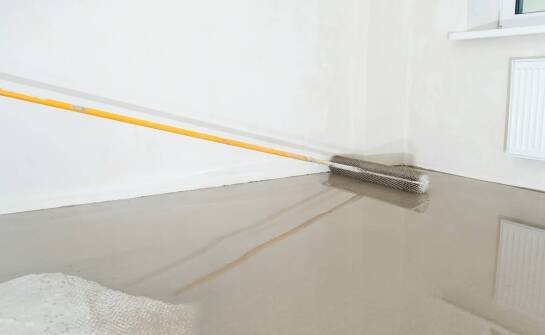 Jakie są zalety korzystania z jastrychów samopoziomujących?