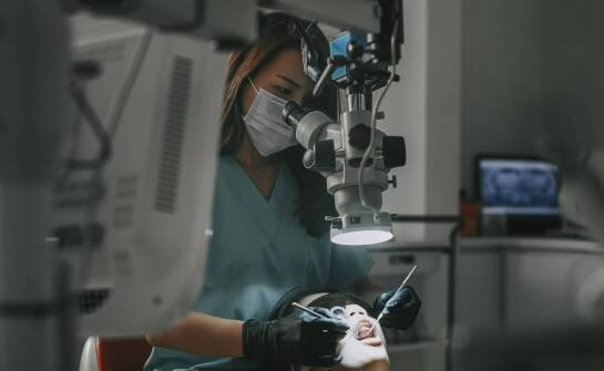 Jakie zdrowotne problemy mogą wymagać interwencji stomatologa?