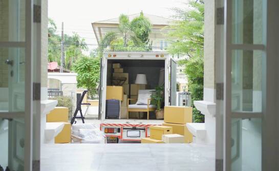 Wysyłka mebli kurierem: jak zminimalizować ryzyko opóźnień?