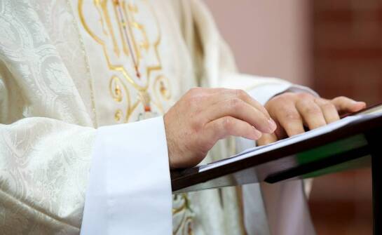 Rola koloratki w codziennym życiu duchownego