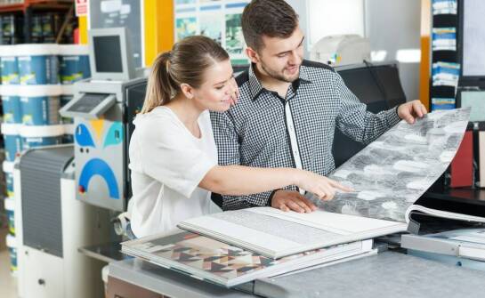 Jakie są korzyści z profesjonalnego doradztwa przy wyborze folii do oklejania?