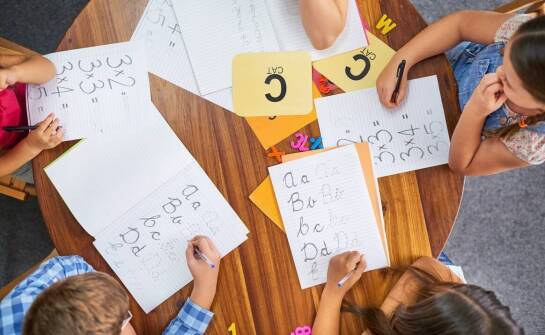 Jak praca w parach na zajęciach językowych rozwija społeczne umiejętności dzieci?