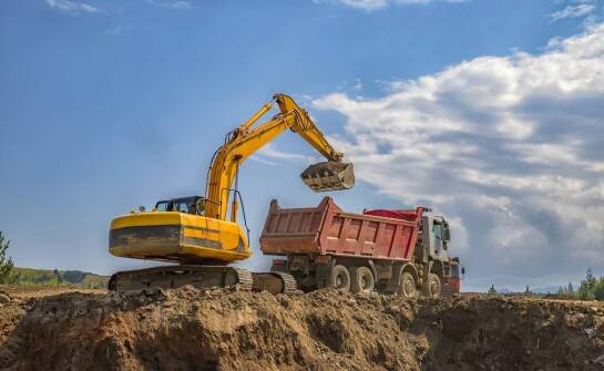 Znaczenie wynajmu sprzętu budowlanego dla transportu materiałów sypkich