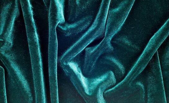 Zalety stosowania weluru w dekoracji wnętrz – co wybrać do salonu?