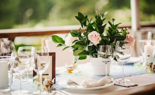 Jakie dekoracje okolicznościowe sprawdzą się podczas przyjęć firmowych?