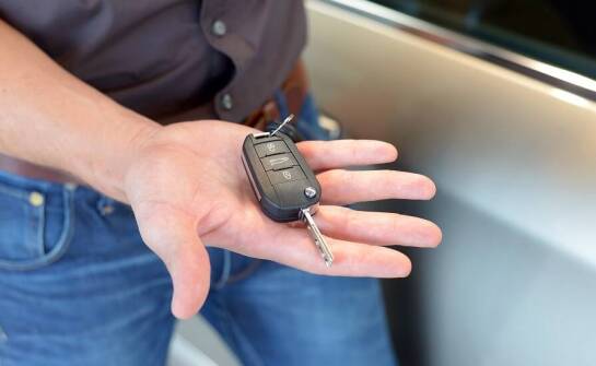 Komfort i styl – dlaczego wybrać Hummera na transport gości?