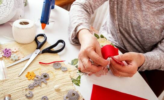 Zajęcia świetlicowe dla seniorów: kreatywność jako sposób na relaks