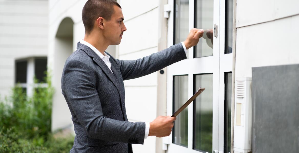 Jak komornik poszukuje majątku dłużnika na zlecenie wierzyciela?