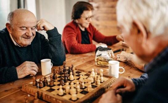 Jak domy spokojnej starości organizują czas wolny dla swoich mieszkańców?