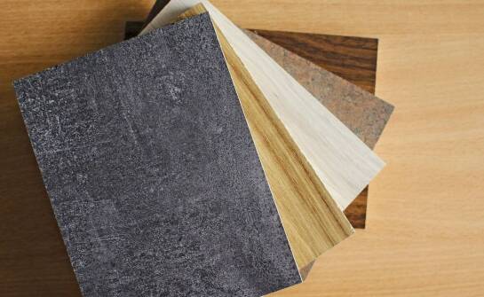 Różnorodność wzorów paneli winylowych samoprzylepnych – jak wybrać idealny styl