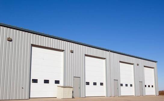 Jak dobrać napęd do ciężkich bram przemysłowych?