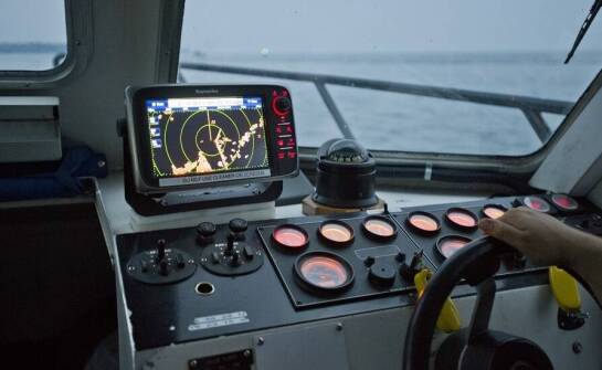 Przewodnik po funkcjach oprogramowania do nawigacji morskiej