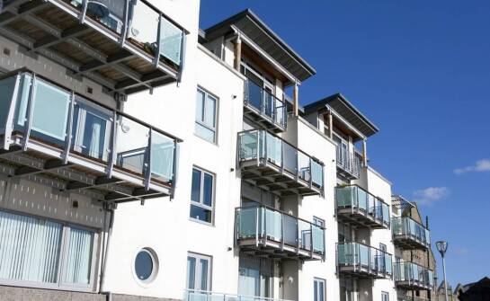 Stalowe balkony w kontekście przepisów budowlanych: co musisz uwzględnić?