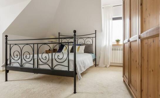 Metalowa rama łóżka - dlaczego bywa lepsza od drewnianej?