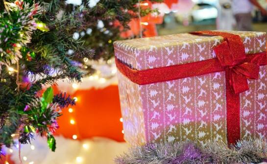 Jak wykorzystać reklamowe stojaki w sezonowych kampaniach?