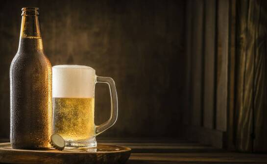 Jakie zalety niesie ze sobą inwestycja w reklamowe kufle?