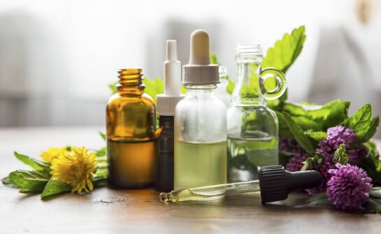 Zastosowanie olejków naturalnych w pielęgnacji skóry – co warto wiedzieć?